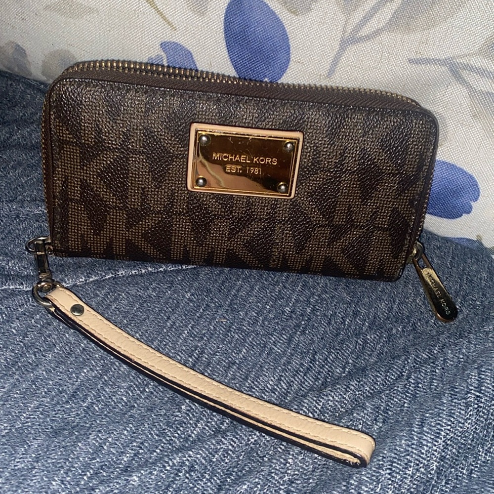 Jet Set Travel Large Leather Quarter-Zip Wallet